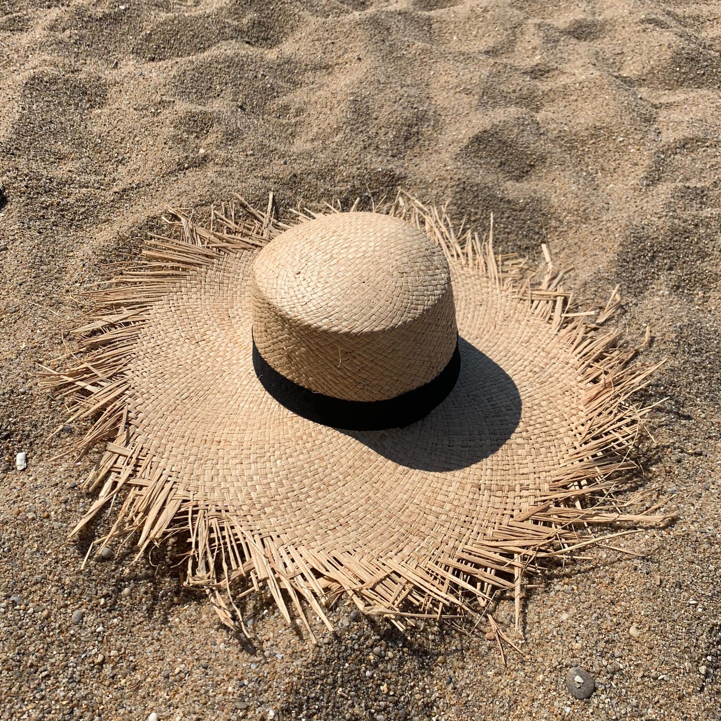 BIANCA STRAW HAT | Chapéu de palha com aba larga e franja em ráfia