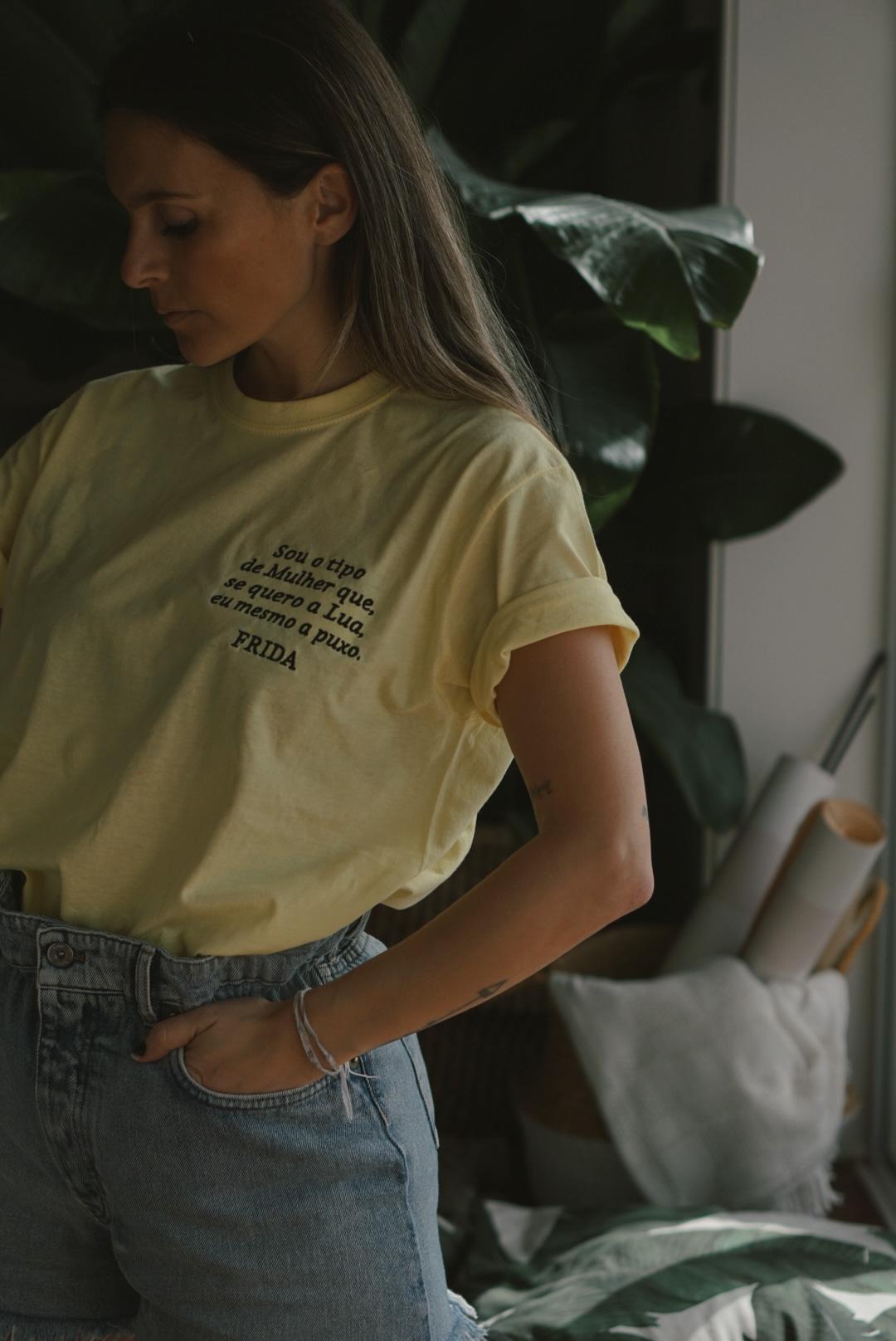 * FRIDA * TEE by Maryzinha - PASTEL YELLOW * AMARELO PASTEL