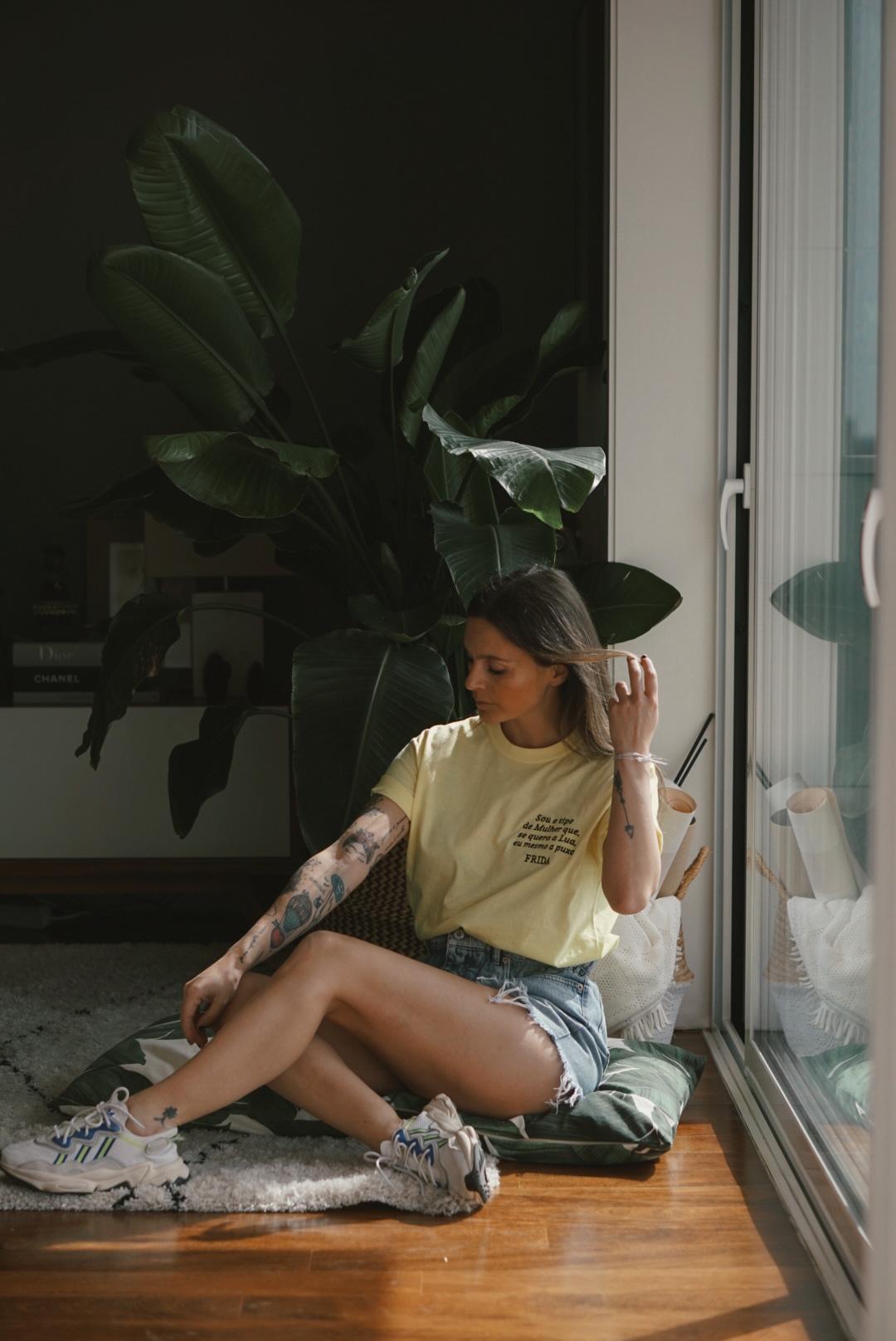 * FRIDA * TEE by Maryzinha - PASTEL YELLOW * AMARELO PASTEL