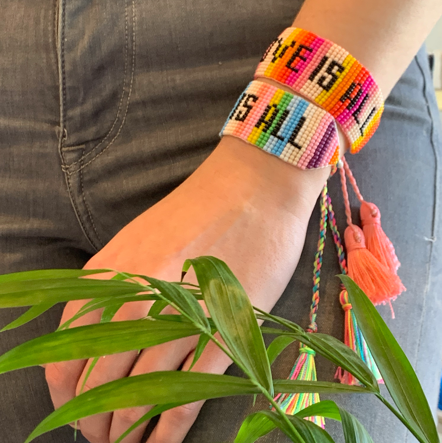 LOVE IS ALL BRACELET | Pulseira de missangas com tassels