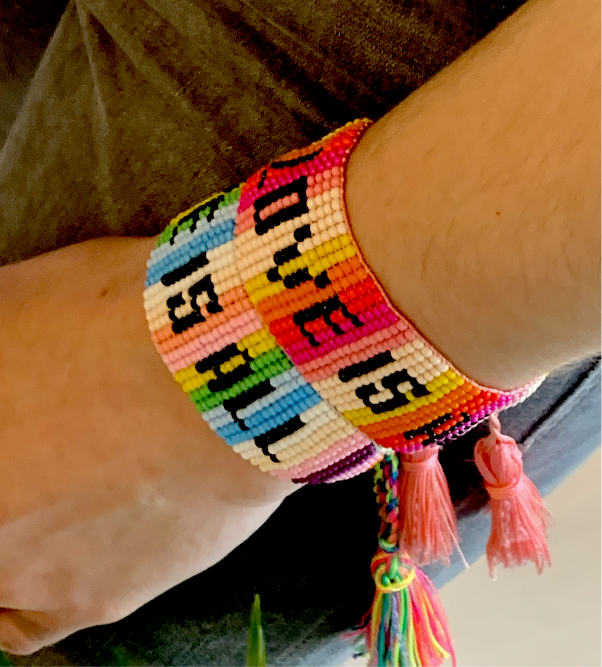 LOVE IS ALL BRACELET | Pulseira de missangas com tassels