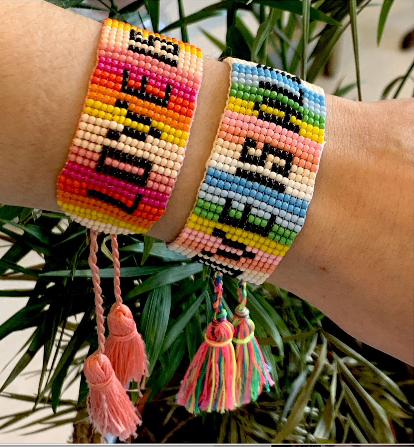 LOVE IS ALL BRACELET | Pulseira de missangas com tassels