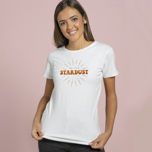 * WE ARE STARDUST * TEE | T-shirt com inscrição "WE ARE STARDUST"