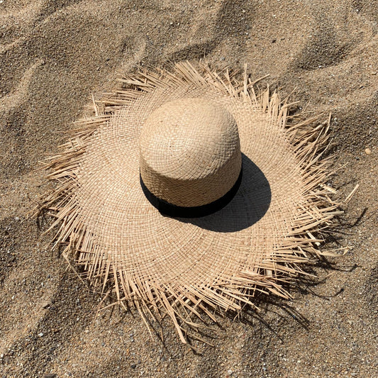 BIANCA STRAW HAT | Chapéu de palha com aba larga e franja em ráfia