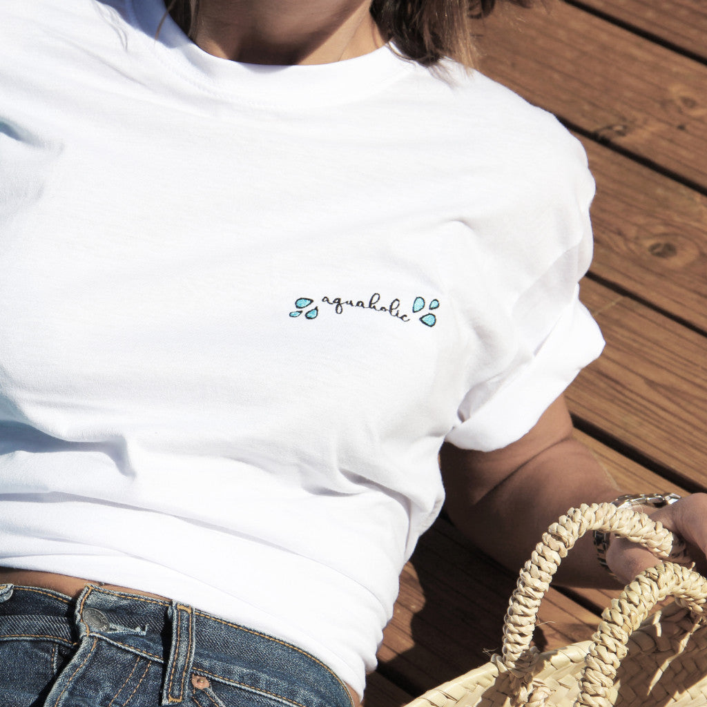 * AQUAHOLIC * EMBROIDERED TEE L&G | T-shirt bordada "AQUAHOLIC"
