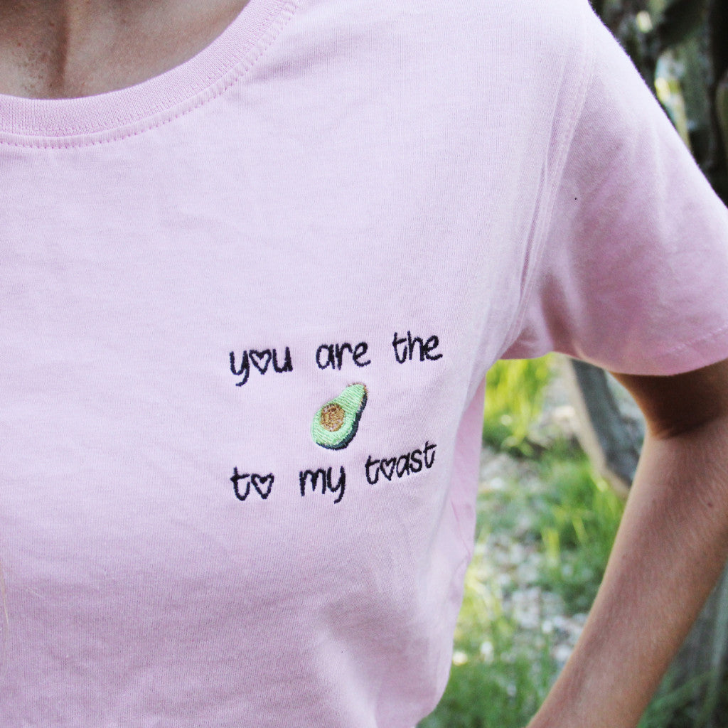 * AVOCADO * EMBROIDERED TEE L&G | T-shirt bordada "ABACATE"