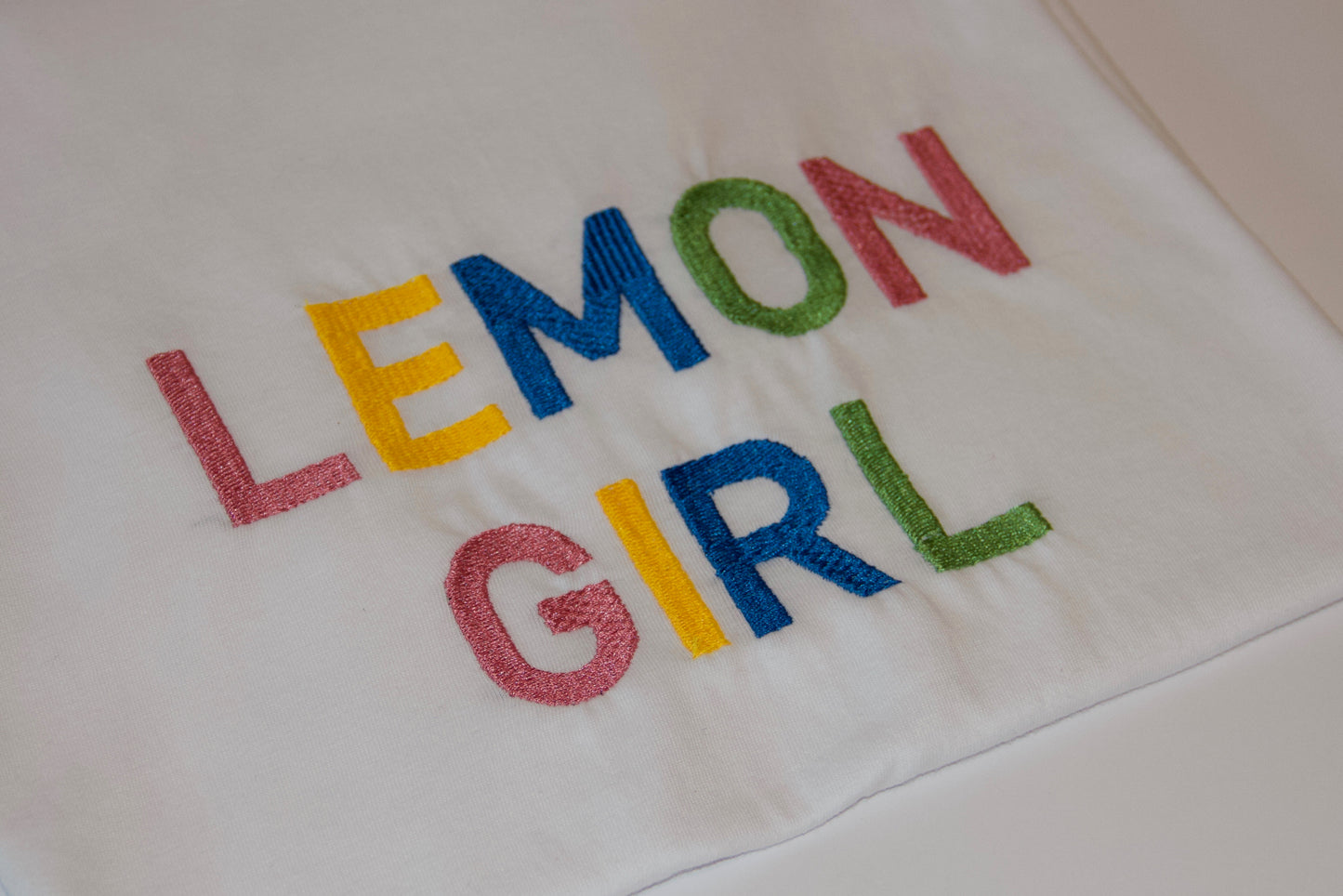 * LEMON GIRL * EMBROIDERED TEE L&G | T-shirt bordada LEMON GIRL