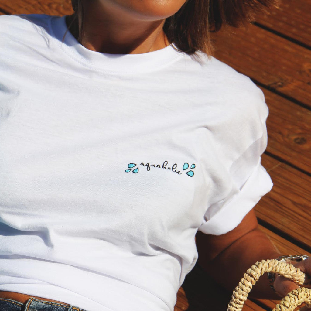 * AQUAHOLIC * EMBROIDERED TEE L&G | T-shirt bordada "AQUAHOLIC"